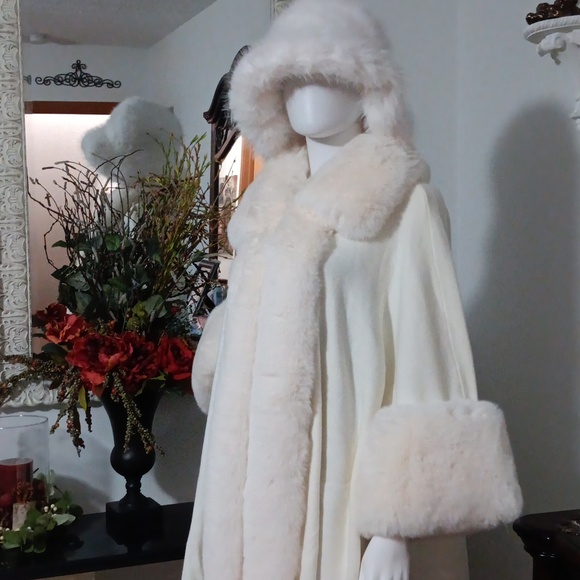 NWOT Fuzzy Collared Long Sleeve Cape Outerwear for Fall and Winter Seasons - Picture 7 of 9